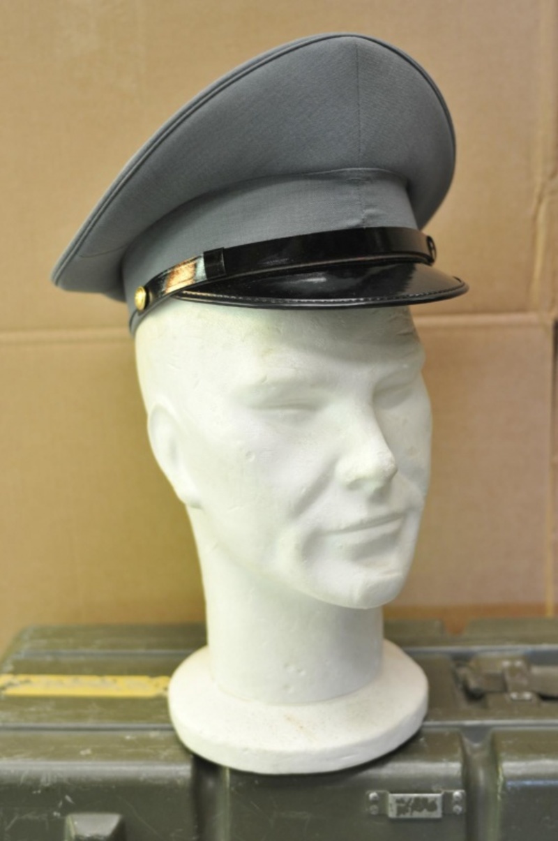 Cappello militare a tesa grigio