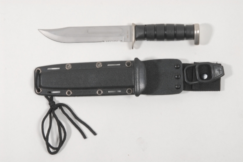 Coltello survival con fodero in plastica